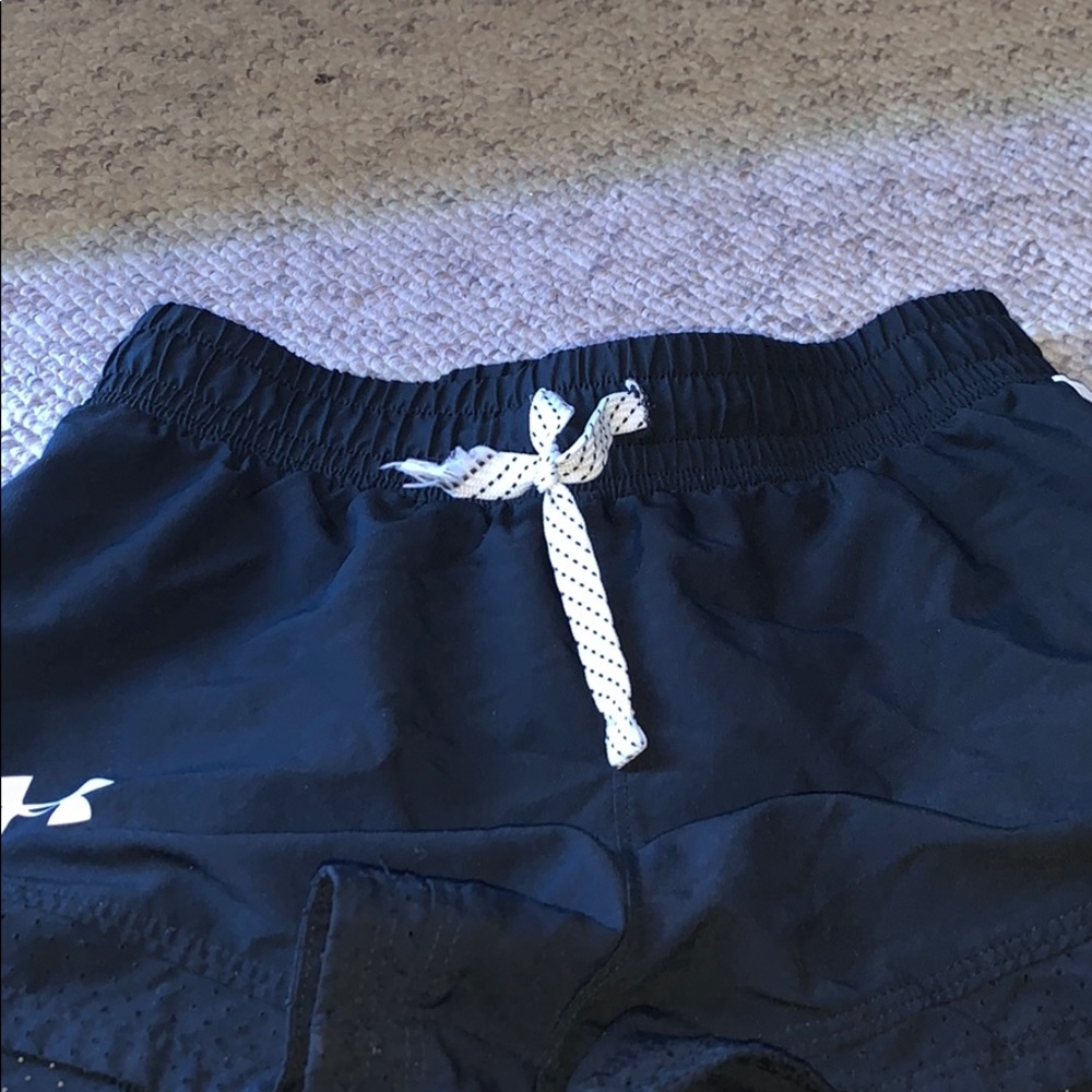 •youth medium •all black under armor